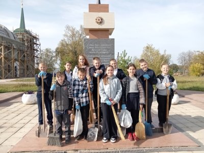 Субботник по благоустройству территории мемориального комплекса